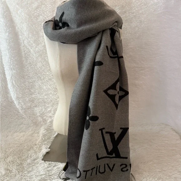 Louis Vuitton Cashmere Scarf/Shawl/Wrap - Picture 6 of 10
